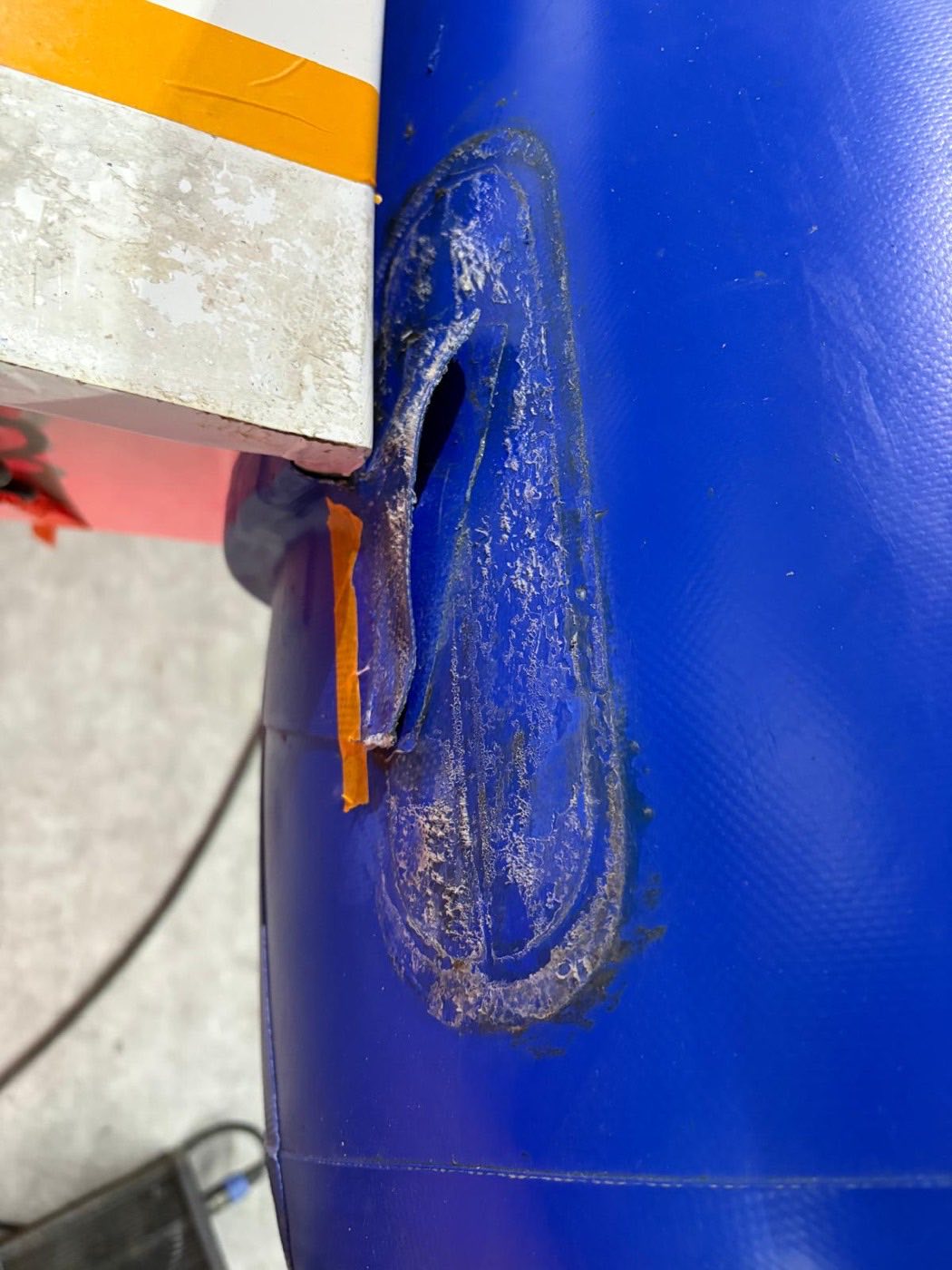 Zone usée et anciennes traces de colle sur un boudin bleu, avant réparation