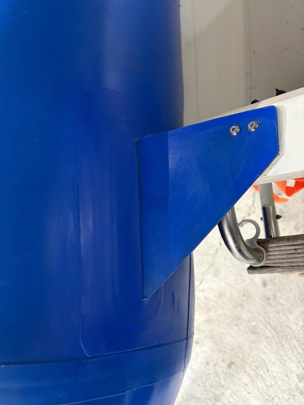 Renfort triangulaire neuf collé sur le boudin bleu d’un semi-rigide