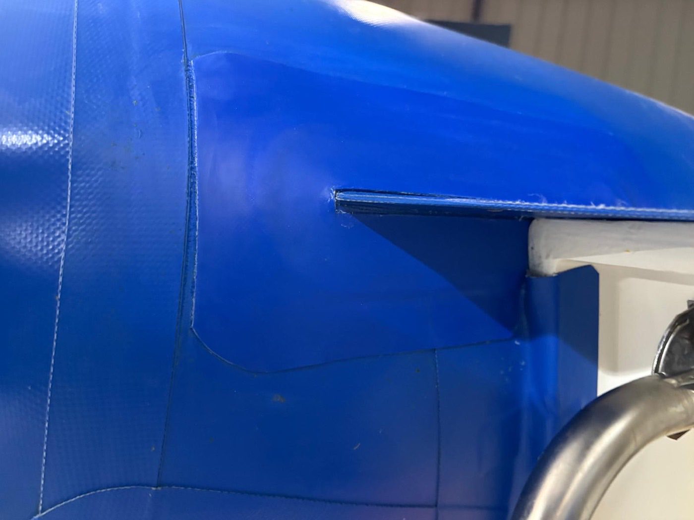Détail d’un collage terminé sur un boudin bleu : surfaces nettes, sans bavure