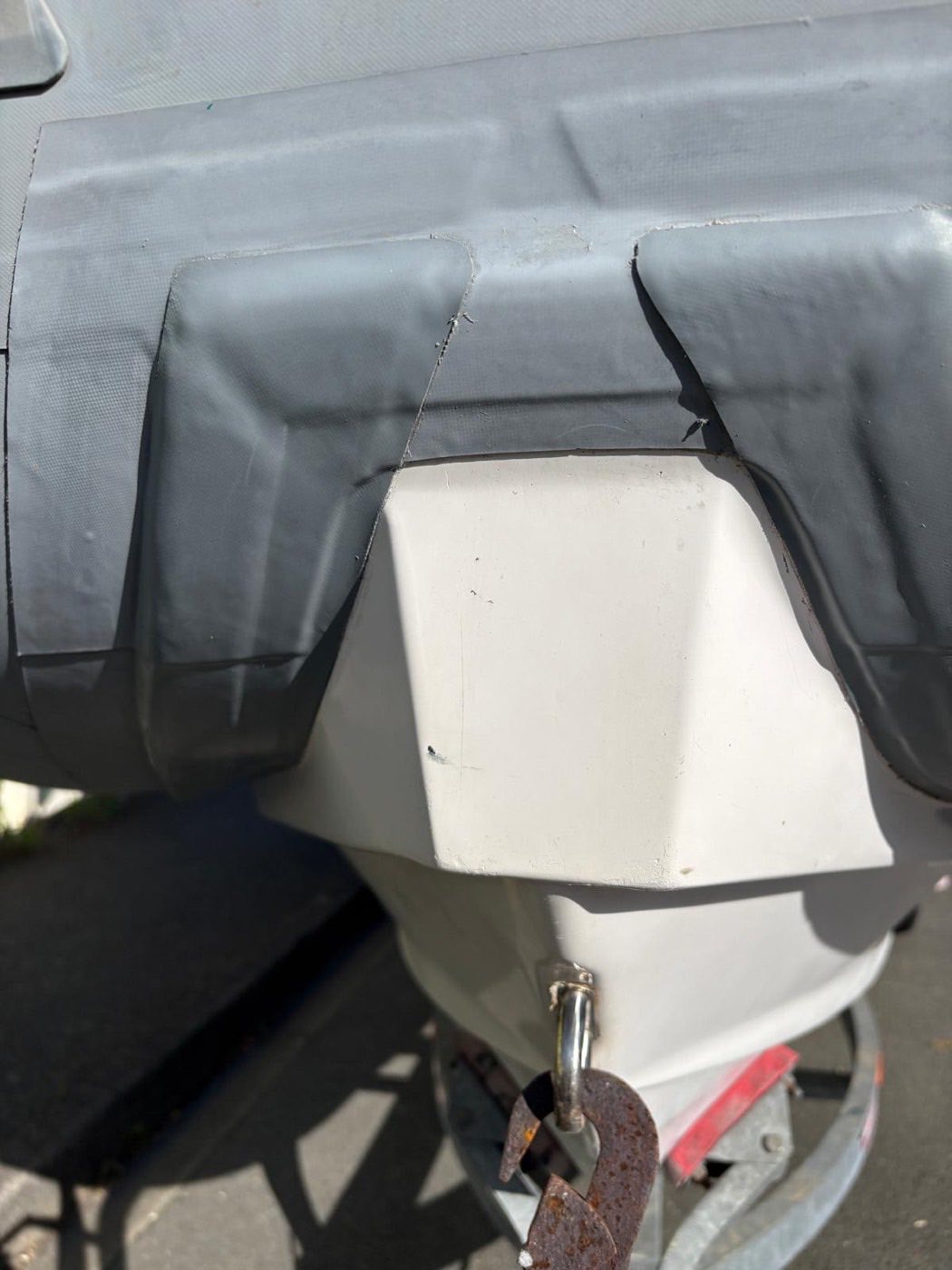 Détail du renfort d’étrave et du davier sur un semi-rigide gris